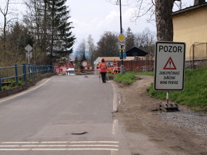 Hele Pepó, kam jsi to dojél?No koukéj! Votevři vokno a zeptej se kudy se tam dá vject.